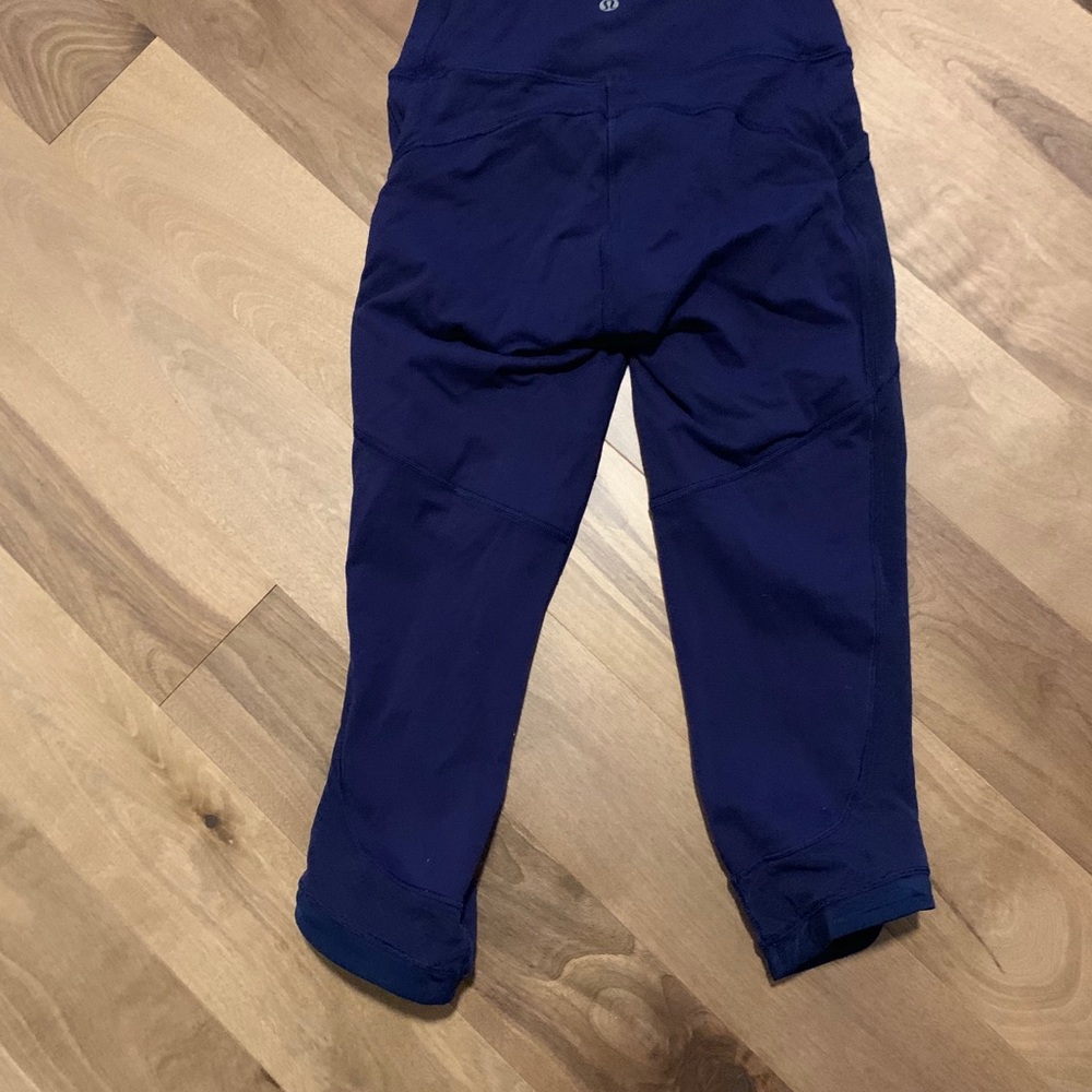 Lululemon size 4 navy blue capris